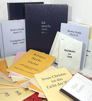 Veröffentlichte Editionen aus dem Werk Bertha Duddes, die eine Offenbarung Gottes durch Jesus Christus erhielt.